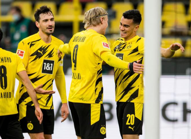 Erling Haaland felicita a Reinier por su primer gol con el Borussia Dortmund.