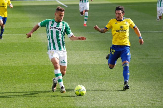 Espino presiona a Sergio Canales (Foto: Cristo García).