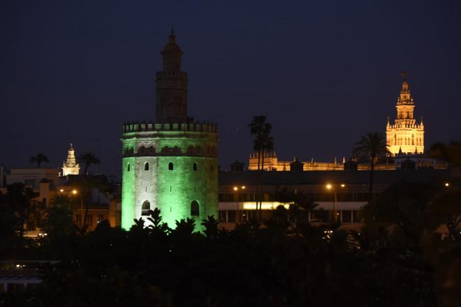Imagen de la Torre del Oro con los colores de la bandera de Andalucía.