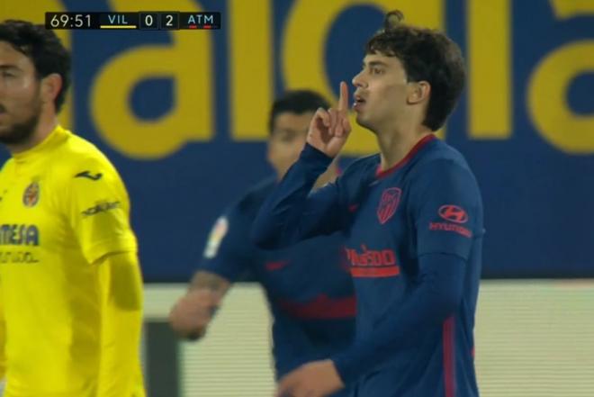 Joao Félix manda a callar tras su gol ante el Villarreal.