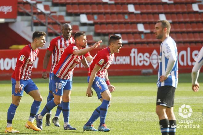 Los jugadores del Sporting celebran el gol de Djuka (Foto: LaLiga).