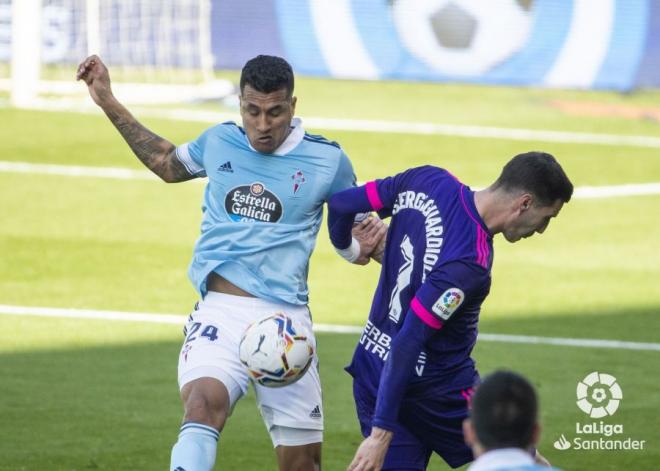 Murillo pelea por un balón en el Celta- Valladolid (Foto: LaLiga).