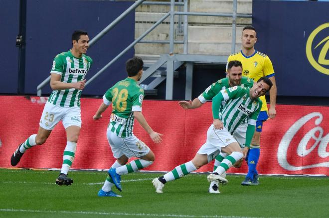 Cala se lamenta mientras Juanmi celebra su gol en el Cádiz-Betis (Foto: Cordon Press).