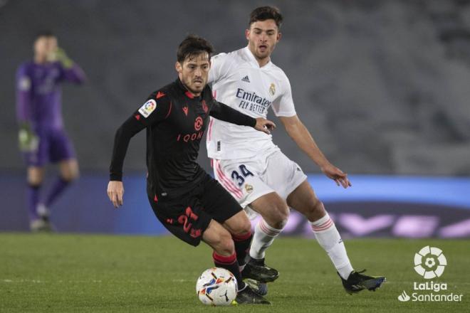 David Silva controla el balón ante Hugo Duro (Foto: LaLiga).