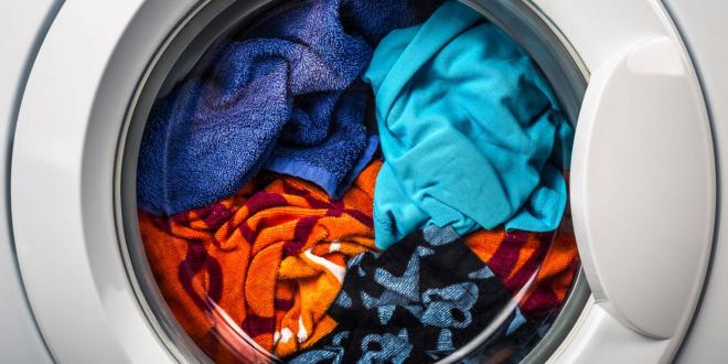 lavadora con ropa