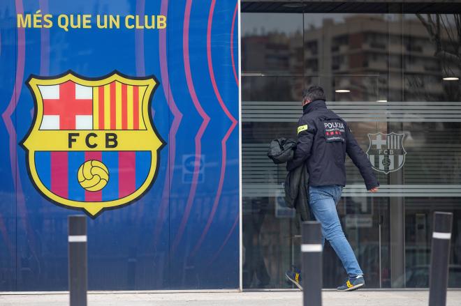 Los Mossos registran las oficinas del FC Barcelona (FOTO: EFE).