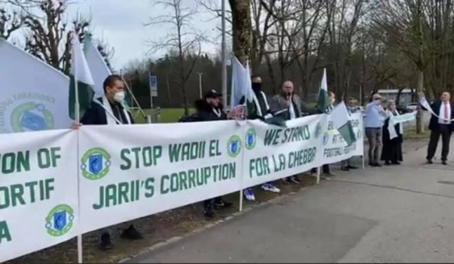 Un grupo de seguidores del club Chebba tunecino se manifestó recientemente frente a la sede de la FIFA, en Zurich, pidiendo la dimisión del presidente de su federación, Wadi Al Jari, por corrupción. 