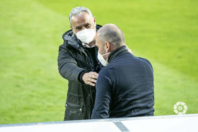 Pellicer se saludan en un Mirandés-Málaga, en la época del Covid-19. (Foto: LaLiga)