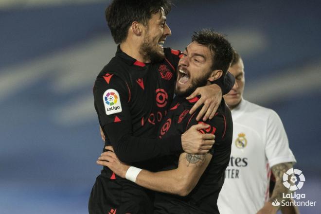Silva abraza a Portu tras su gol al Real Madrid (Foto: LaLiga).