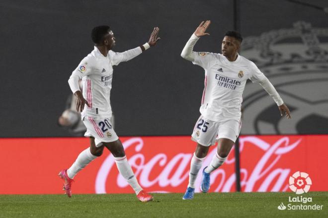 Vinícius y Rodrygo celebran el gol del empate del Real Madrid ante la Real Sociedad (Foto: LaLiga)