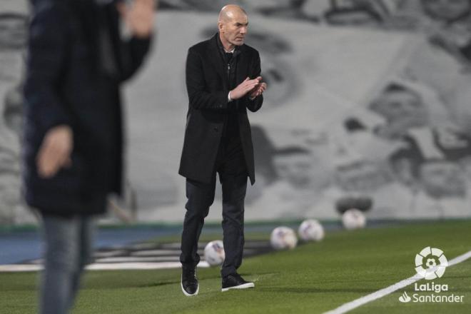 Zidane da instrucciones desde la banda del Alfredo Di Stéfano (Foto: LaLiga).