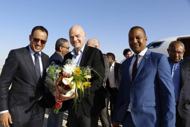 Gianni Infantino llega a Nouakchott, Mauritania, en febrero de 2018, donde es recibido por Ahmed Ould Yahya (a su derecha).