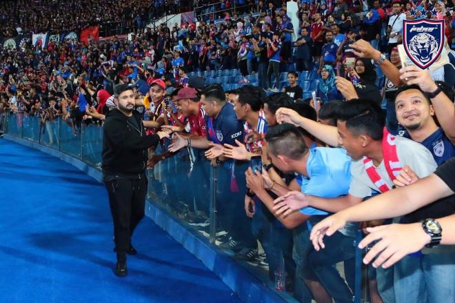 El Príncipe de Johor con los fans del club