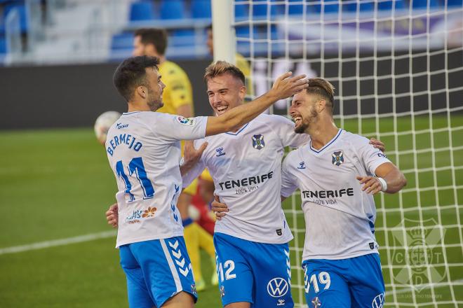 Sergio González celebra junto a Bermejo y Fran Sol un gol al Alcorcón (Foto: CD Tenerife).