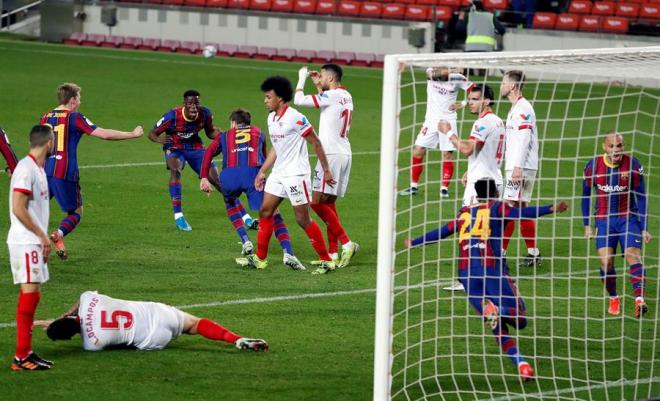 Instante en el que Piqué marca el gol que forzaba la prórroga en el Barça-Sevilla.