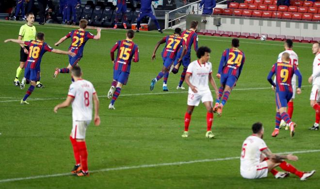 Celebración del Barcelona tras el gol de Piqué al Sevilla (Foto: EFE).
