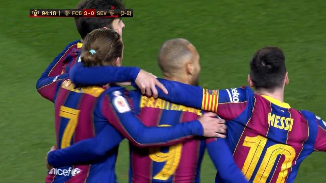 Los jugadores del Barcelona celebran el gol de Braithwaite.