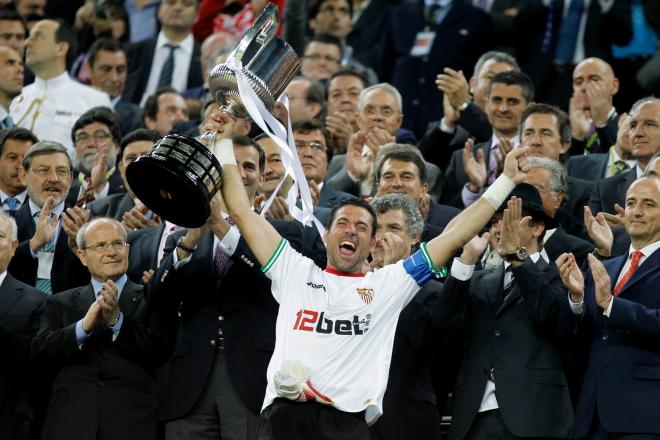 Palop levanta la Copa del Rey ganada en 2010.