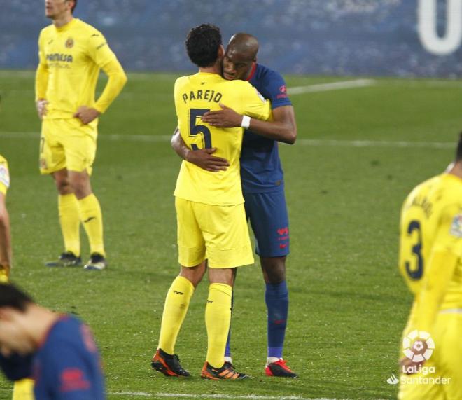 Parejo y Kondogbia se abrazan tras el Villarreal - Atlético  (Foto: LaLiga).