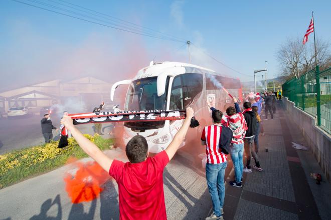 La afición zurigorri despide al equipo antes de viajar a la semifinal de Copa en Valencia (Foto: Athletic Club).