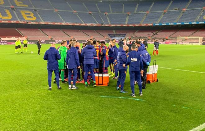 Los jugadores del Barça antes de la prórroga.