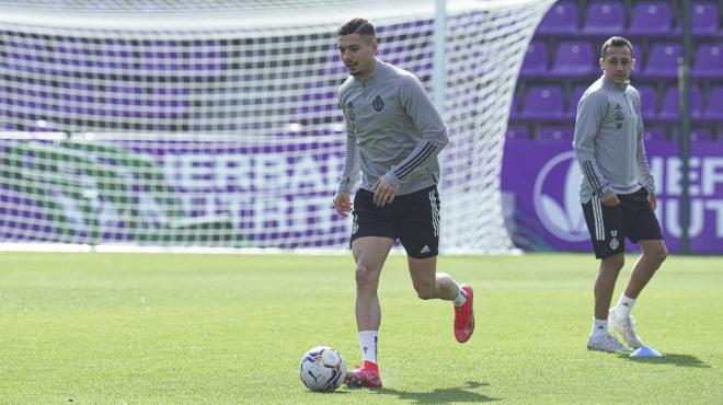 Javi Sánchez, con el balón, en el entrenamiento (Foto: Real Valladolid).
