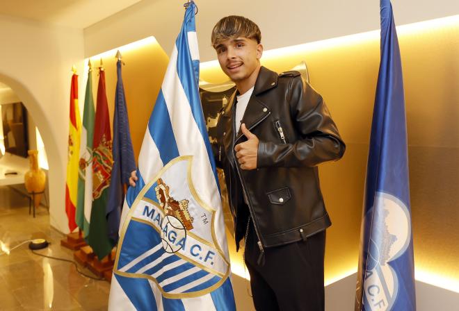 Kevin, posando tras renovar su contrato con el Málaga (Foto: Málaga CF).