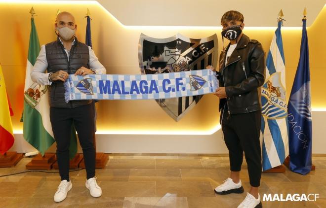 Kevin y Manolo, posando con una bufanda del Málaga (Foto: Málaga CF).