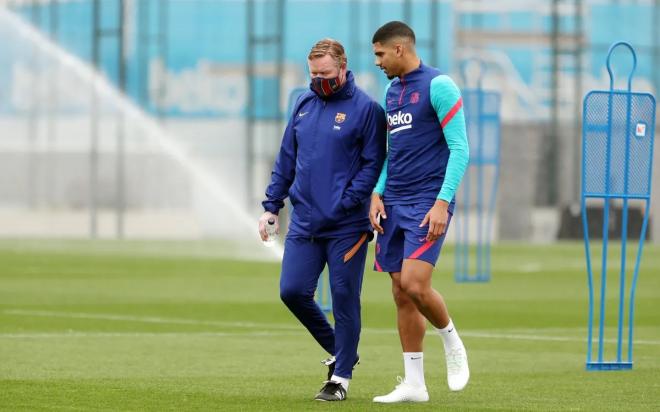 Koeman charla con Araujo en una sesión del Barcelona (Foto: FCB).