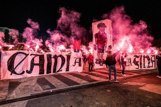 Levante Fans despide con bengalas a la plantilla a las puertas del Ciutat de València