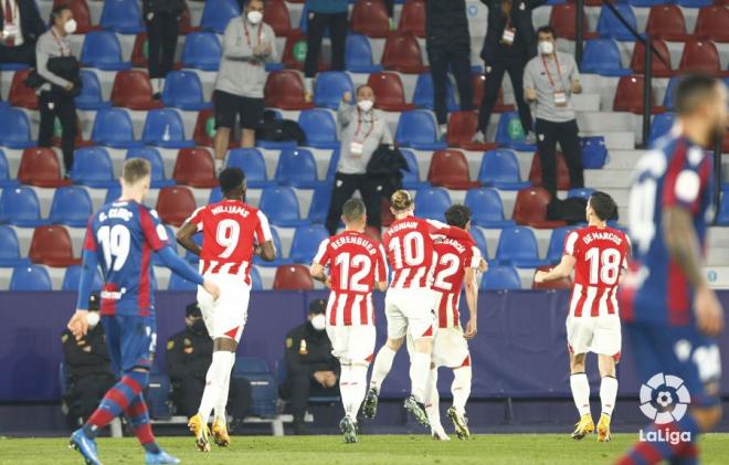 Los jugadores del Athletic celebran el gol de Raúl García al Levante en la semifinal de Copa (Fot