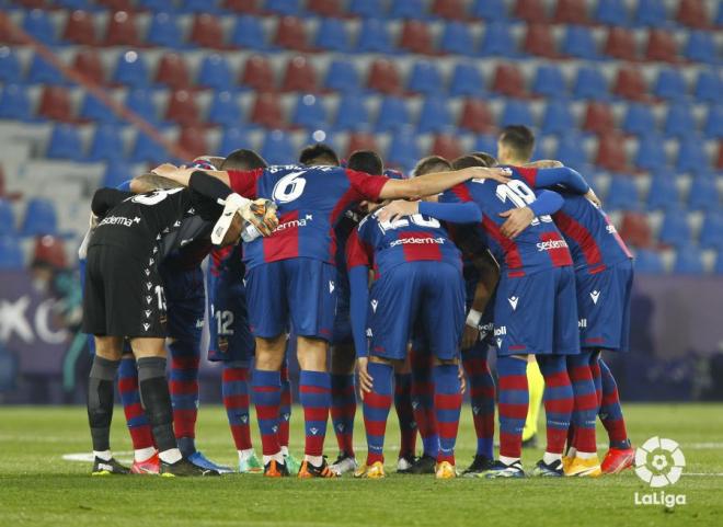 Los jugadores del Levante hacen piña antes de comenzar la semifinal de Copa (Foto: LaLiga).