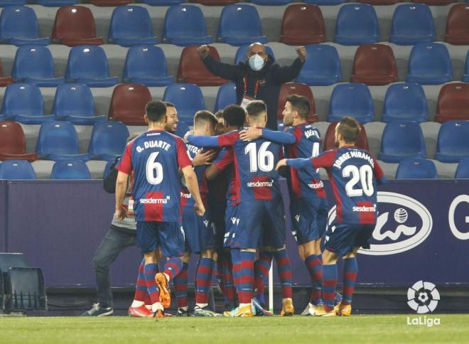 Los jugadores del Levante celebran el tanto de Roger (Foto: LaLiga).