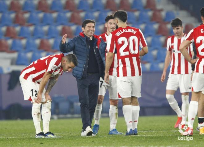 Marcelino celebra junto a sus jugadores la victoria ante el Levante en la semifinal de Copa (Foto: LaLiga).