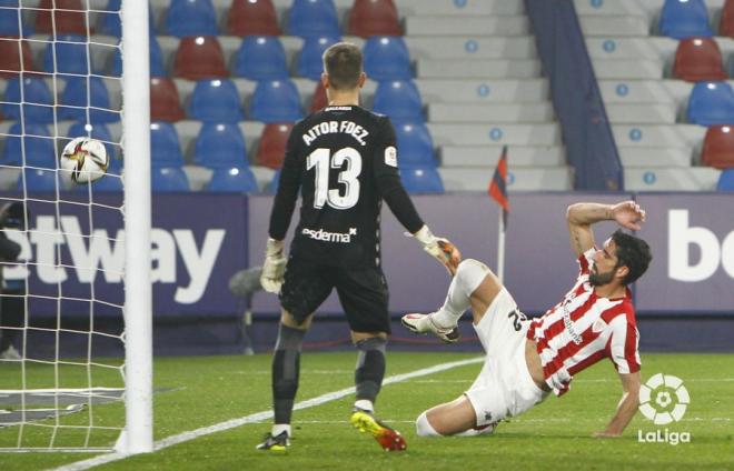 Ocasión errada por Raúl García ante el Levante en la semifinal de Copa (Foto: LaLiga).