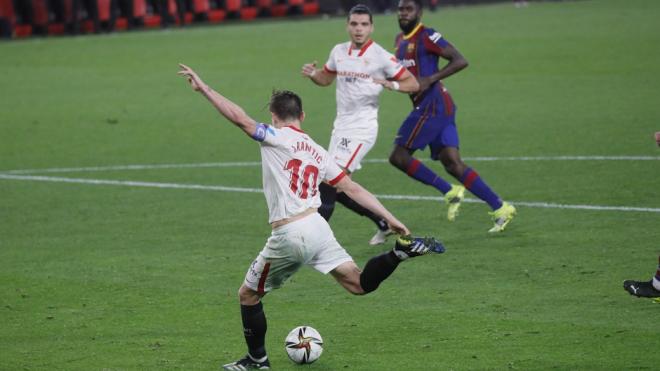 Rakitic se dispone a chutar en el partido de la ida de la Copa del Rey ante el Barcelona.