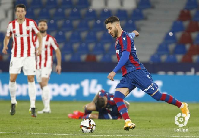 Rochina golpea el esférico en el duelo entre el Levante y el Athletic CLub (Foto: LaLiga).