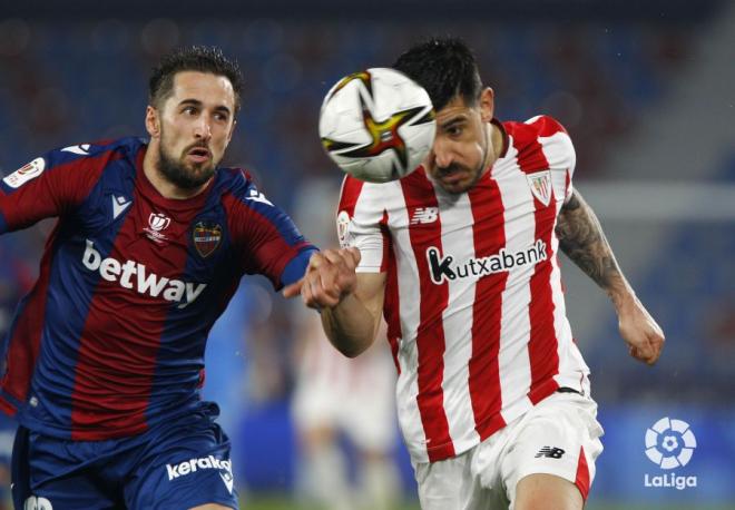 Yuri pelea por el balón ante un rival del Levante en la semifinal de Copa (Foto: LaLiga).