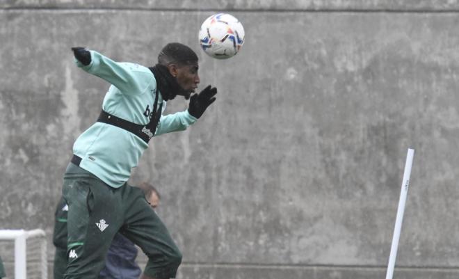 Emerson, en un entrenamiento con el Real Betis. (Foto: Kiko Hurtado).