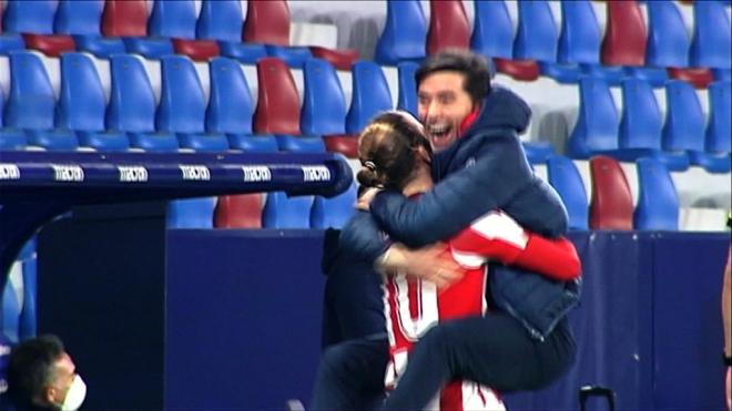 El abrazo de Iker Muniain y Marcelino García Toral.