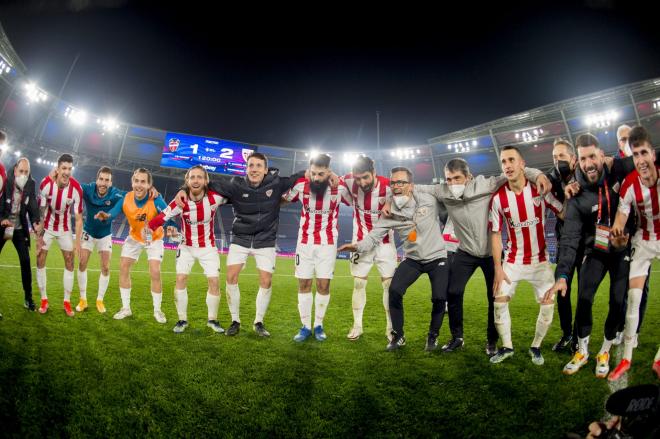 Celebración del Athletic Club en el césped al acabar el partido de Copa del Rey frente al Levante UD (Foto: Athletic Club)