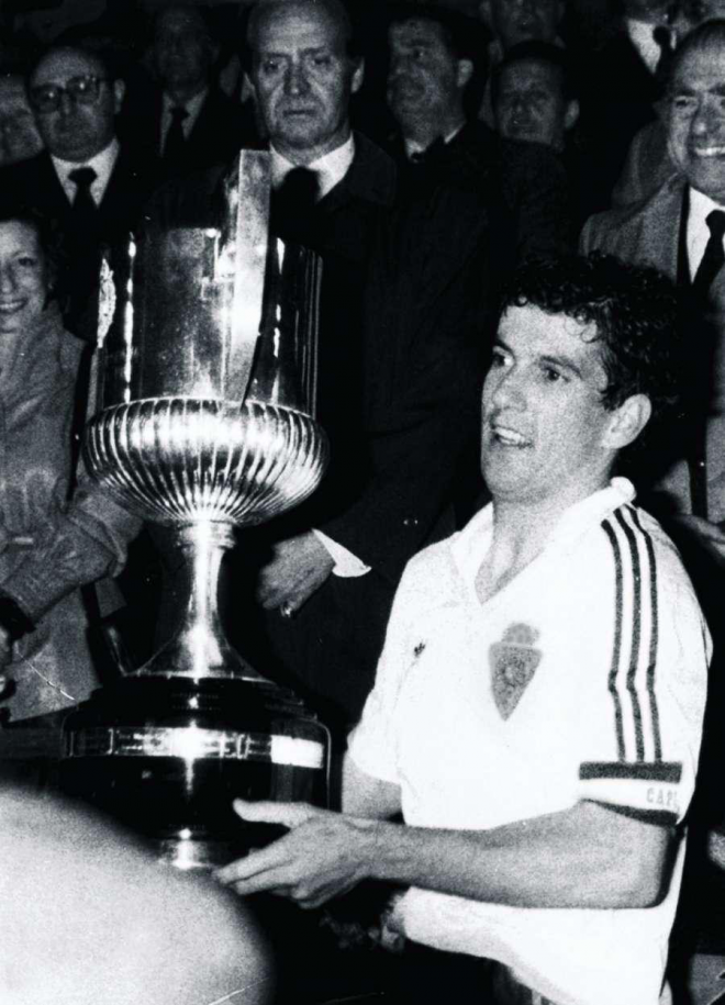 Juan Señor levanta la Copa de 1986 con el Real Zaragoza.