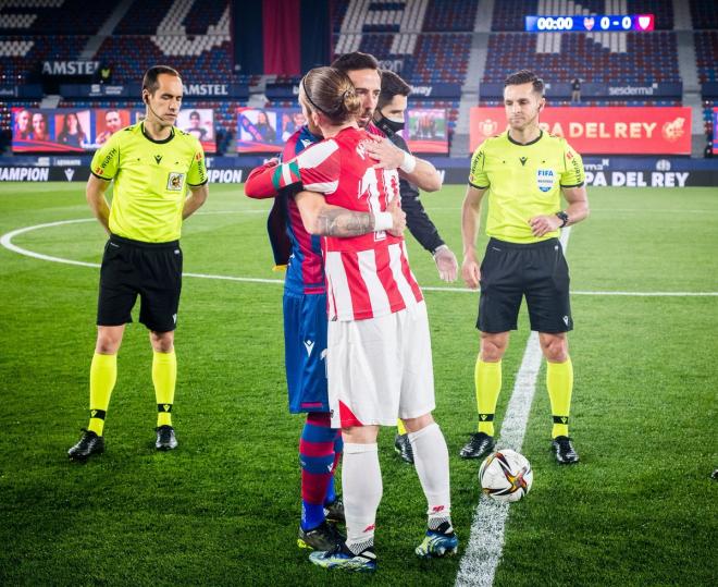Levante-Athletic, Copa del Rey. Morales se abraza a Muniain (Foto: Levante UD)