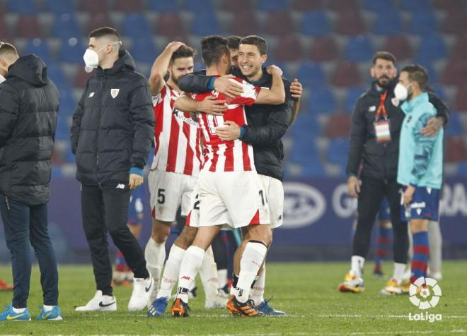 Los jugadores del Athletic celebran la victoria ante el Levante en la semifinal de Copa (Foto: LaLi