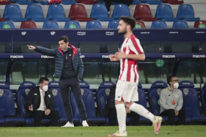 Marcelino da indicaciones durante el partido ante el Levante (Foto: Cordon Press).