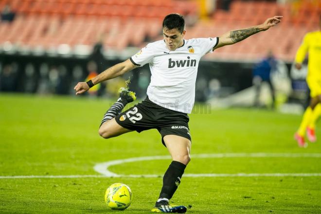 Maxi Gómez, que interesa al Barcelona, en un partido con el Valencia (Foto: Valencia CF).
