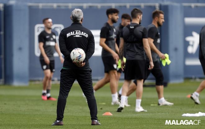 Pellicer, observando a sus jugadores en un entrenamiento (Foto: Málaga CF).