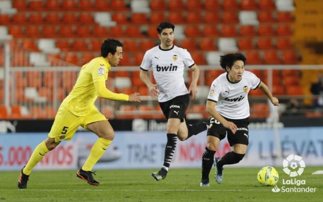 Parejo presiona a Kang In durante el Valencia-Villarreal (Foto: LaLiga).