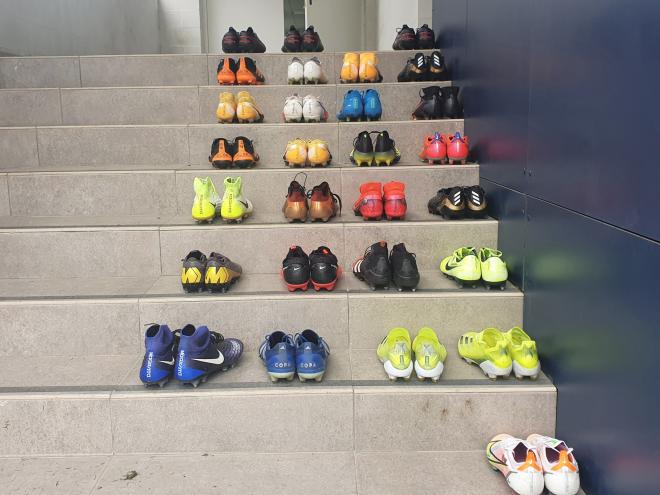 Las botas de los jugadores del Málaga, dispuestas antes de un entrenamiento (Foto: Málaga CF).