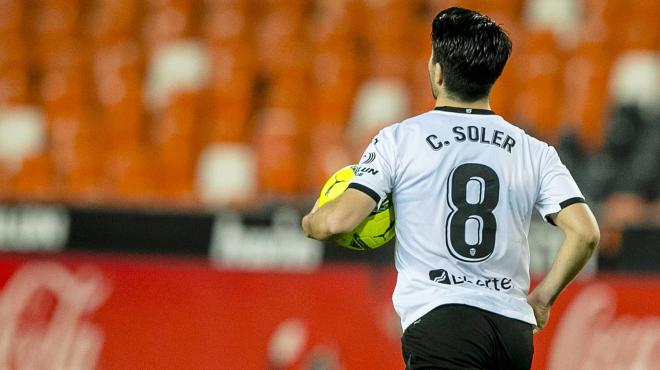Carlos Soler coge la pelota tras su gol ante el Villarreal (Foto: Valencia CF).